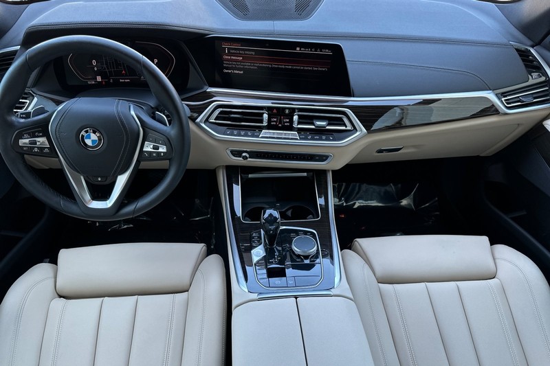 BMW X5 Vehicle Full-screen Gallery Image 13