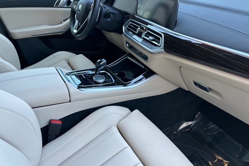 BMW X5 Vehicle Full-screen Gallery Image 16