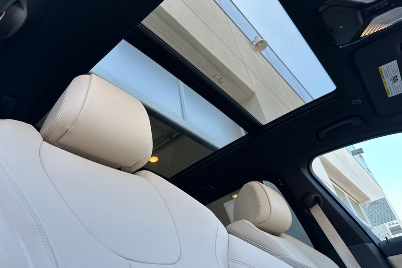 BMW X5 Vehicle Full-screen Gallery Image 17
