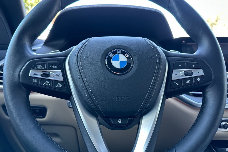BMW X5 Vehicle Full-screen Gallery Image 23