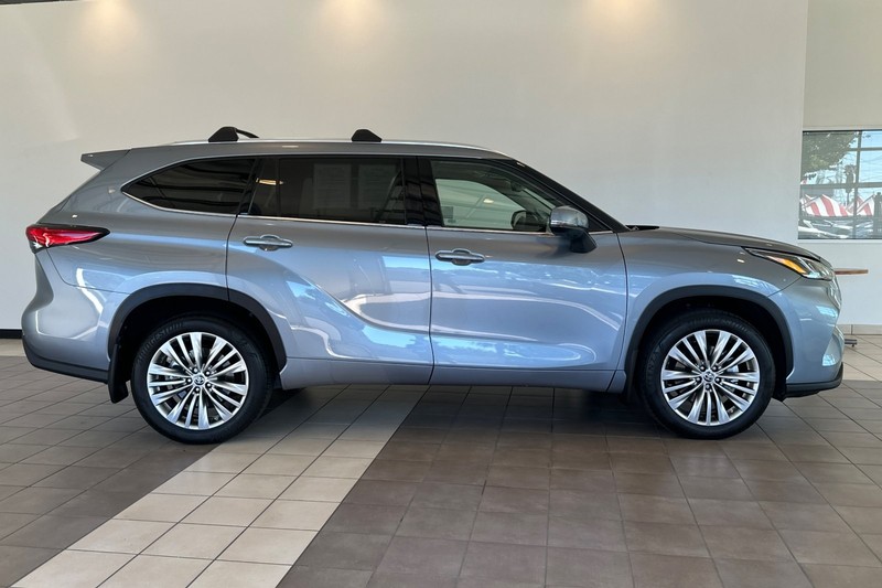 Toyota Highlander Vehicle Full-screen Gallery Image 03