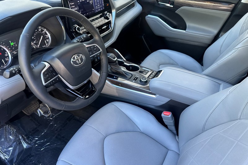 Toyota Highlander Vehicle Full-screen Gallery Image 10