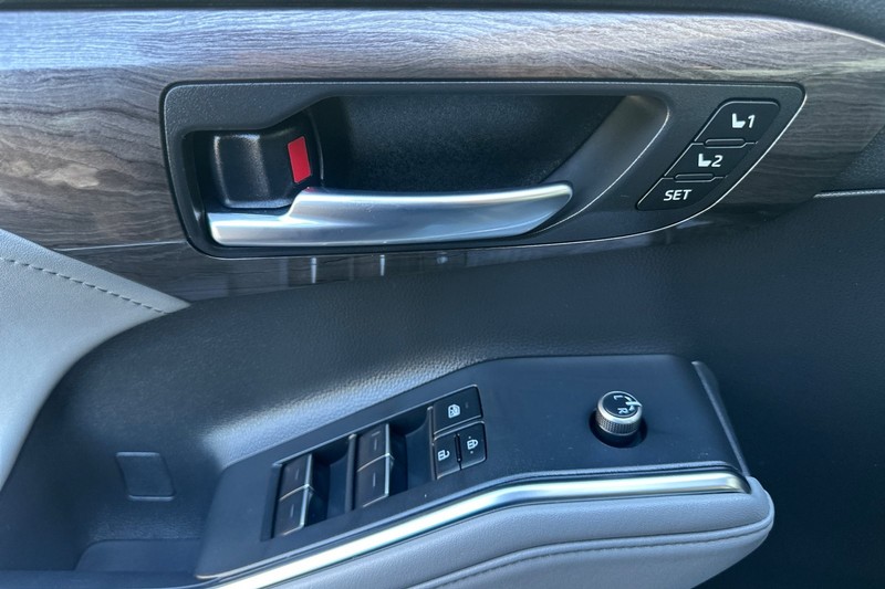 Toyota Highlander Vehicle Full-screen Gallery Image 11