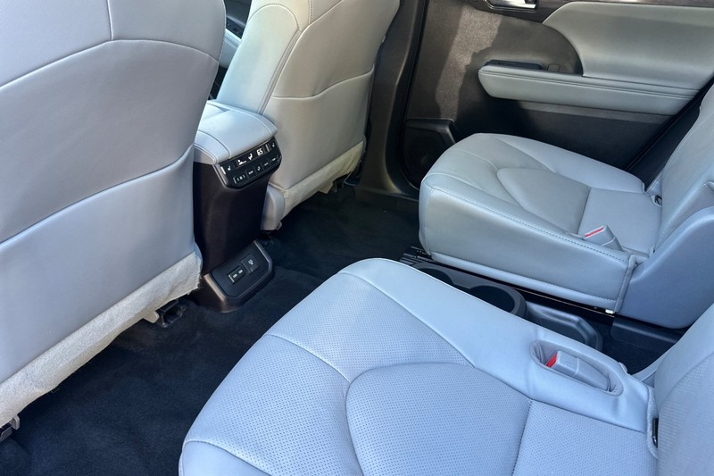 Toyota Highlander Vehicle Full-screen Gallery Image 12