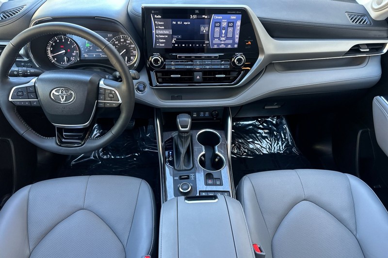 Toyota Highlander Vehicle Full-screen Gallery Image 13