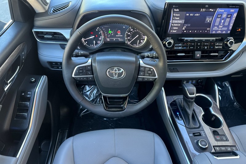 Toyota Highlander Vehicle Full-screen Gallery Image 14