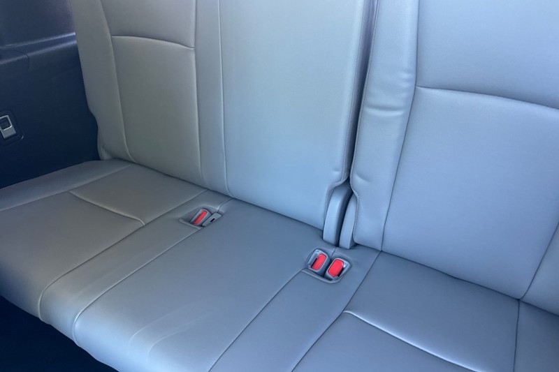 Toyota Highlander Vehicle Full-screen Gallery Image 15