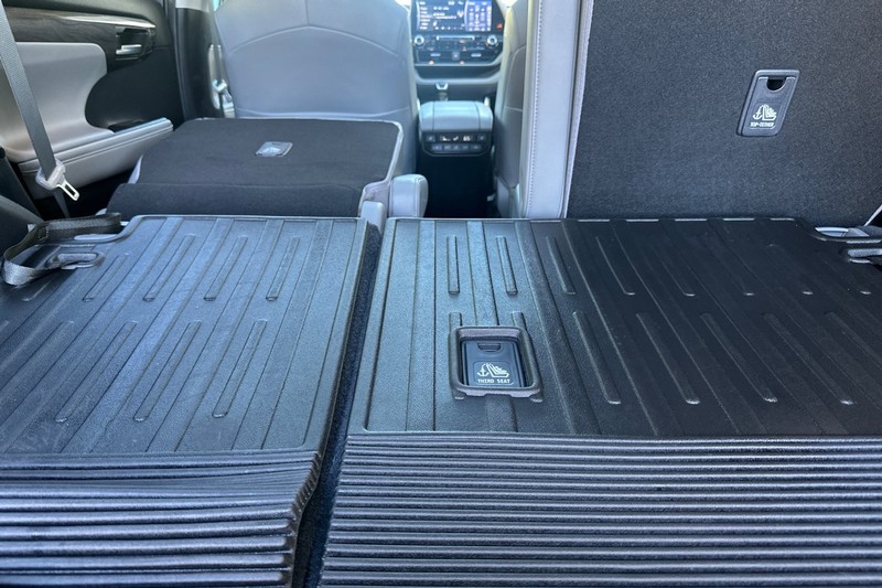 Toyota Highlander Vehicle Full-screen Gallery Image 16