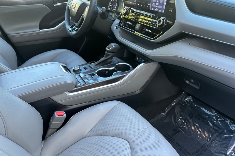 Toyota Highlander Vehicle Full-screen Gallery Image 17