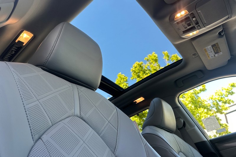 Toyota Highlander Vehicle Full-screen Gallery Image 18