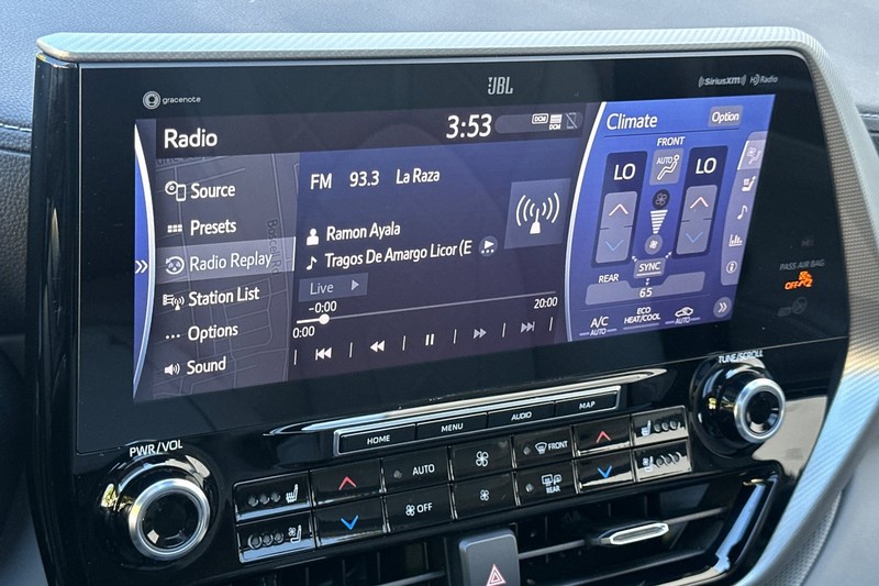 Toyota Highlander Vehicle Full-screen Gallery Image 19