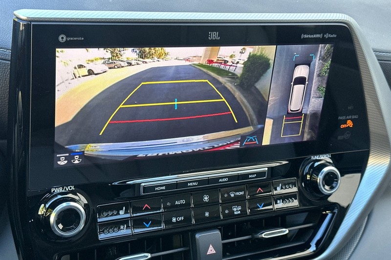 Toyota Highlander Vehicle Full-screen Gallery Image 20