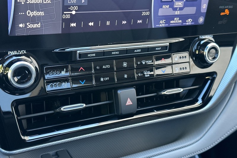 Toyota Highlander Vehicle Full-screen Gallery Image 21