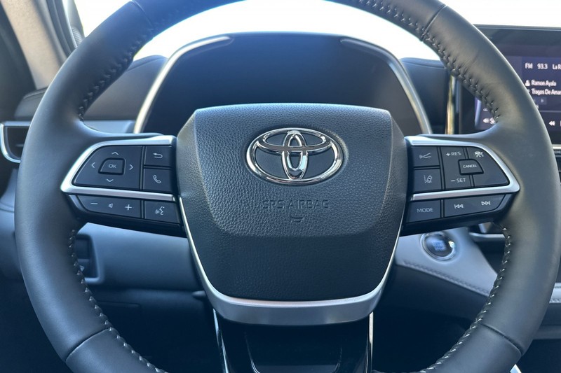 Toyota Highlander Vehicle Full-screen Gallery Image 24
