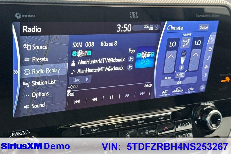 Toyota Highlander Vehicle Full-screen Gallery Image 29