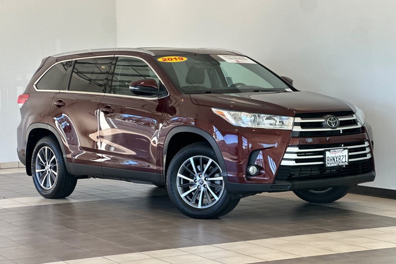 Toyota Highlander Vehicle Full-screen Gallery Image 02