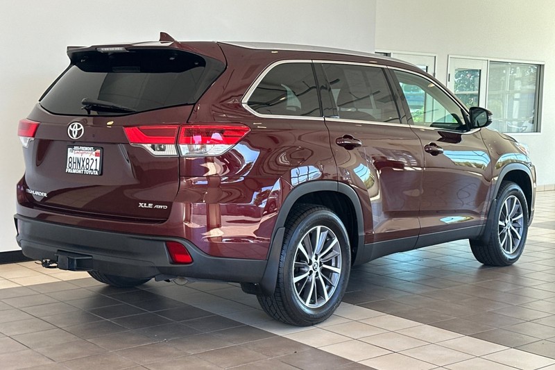 Toyota Highlander Vehicle Full-screen Gallery Image 04