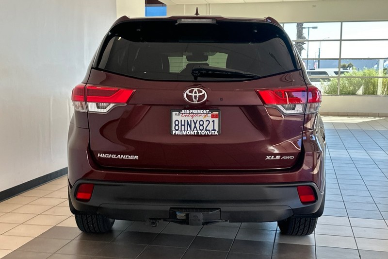 Toyota Highlander Vehicle Full-screen Gallery Image 05