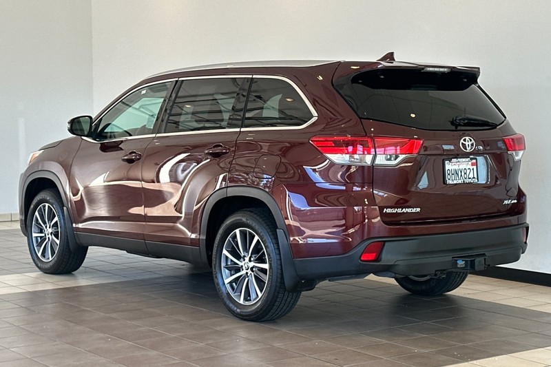 Toyota Highlander Vehicle Full-screen Gallery Image 06