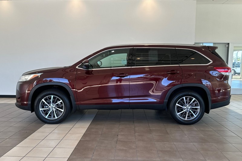 Toyota Highlander Vehicle Full-screen Gallery Image 07