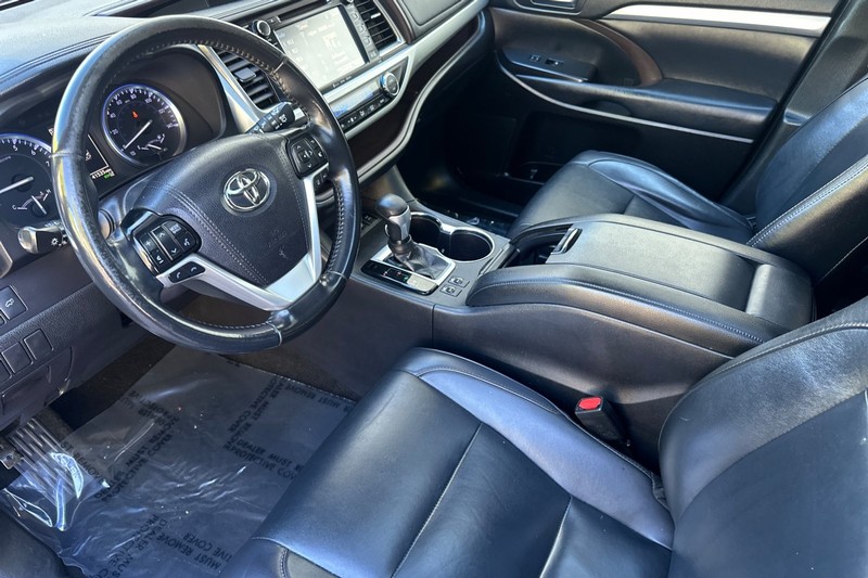 Toyota Highlander Vehicle Full-screen Gallery Image 10