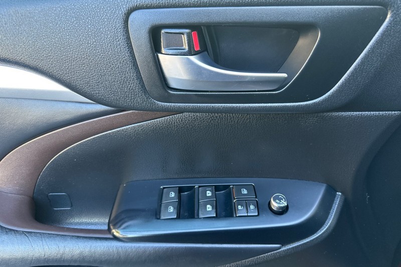 Toyota Highlander Vehicle Full-screen Gallery Image 11