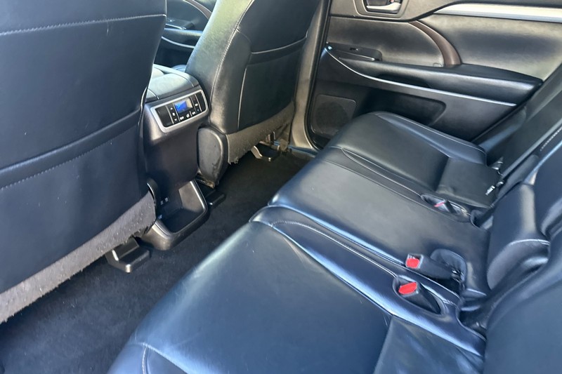 Toyota Highlander Vehicle Full-screen Gallery Image 12