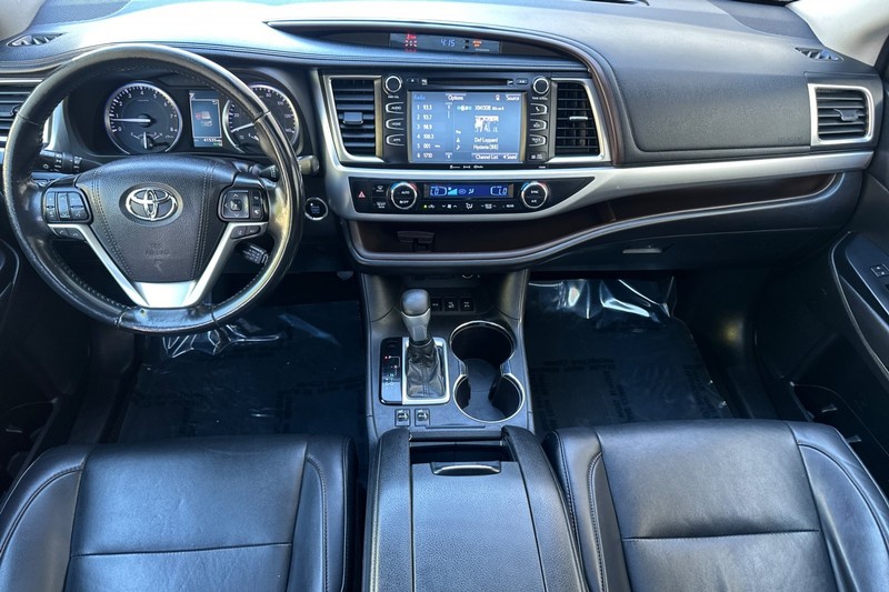 Toyota Highlander Vehicle Full-screen Gallery Image 13