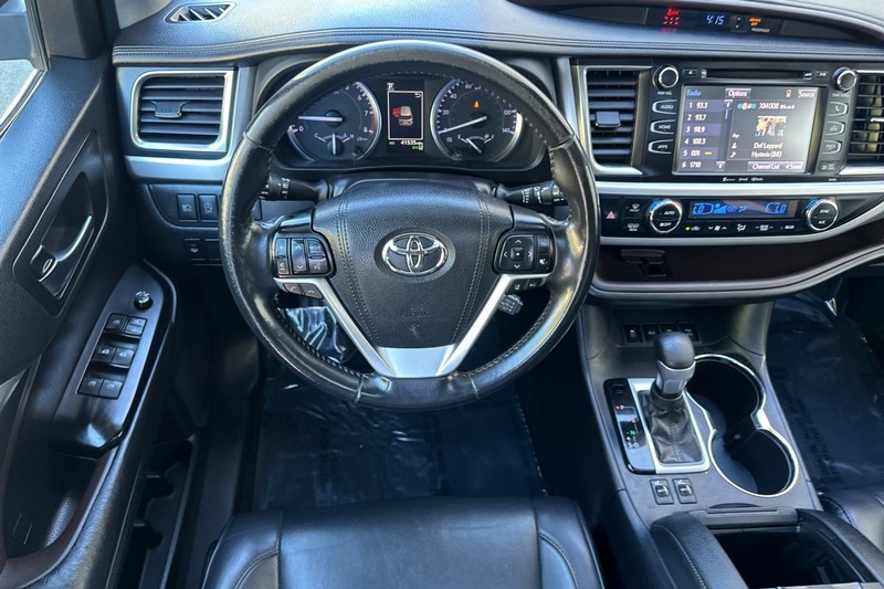 Toyota Highlander Vehicle Full-screen Gallery Image 14
