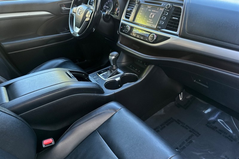 Toyota Highlander Vehicle Full-screen Gallery Image 17