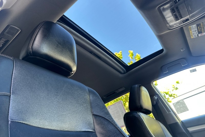 Toyota Highlander Vehicle Full-screen Gallery Image 18