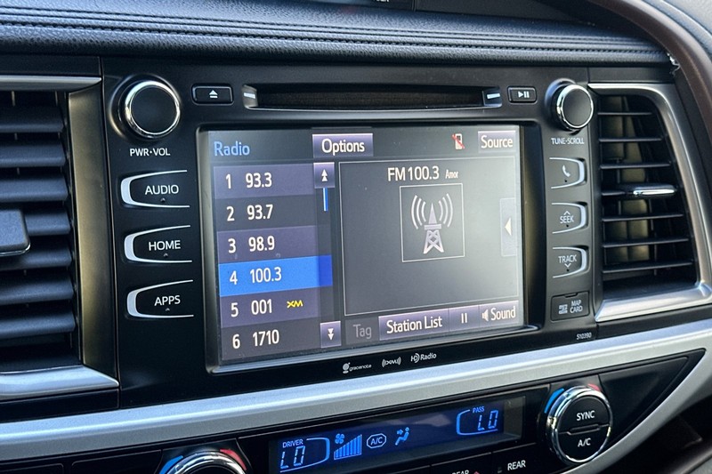 Toyota Highlander Vehicle Full-screen Gallery Image 19