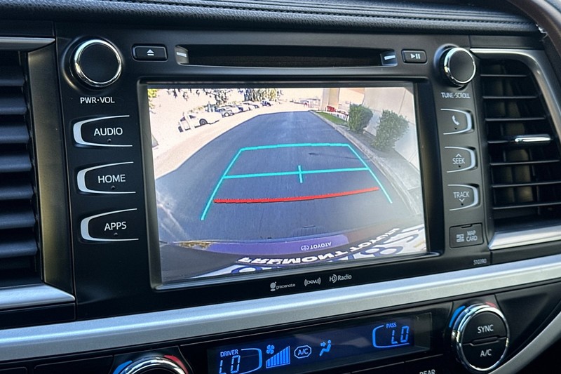 Toyota Highlander Vehicle Full-screen Gallery Image 20