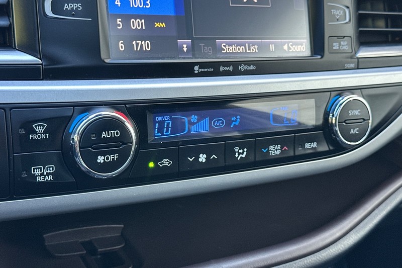Toyota Highlander Vehicle Full-screen Gallery Image 21