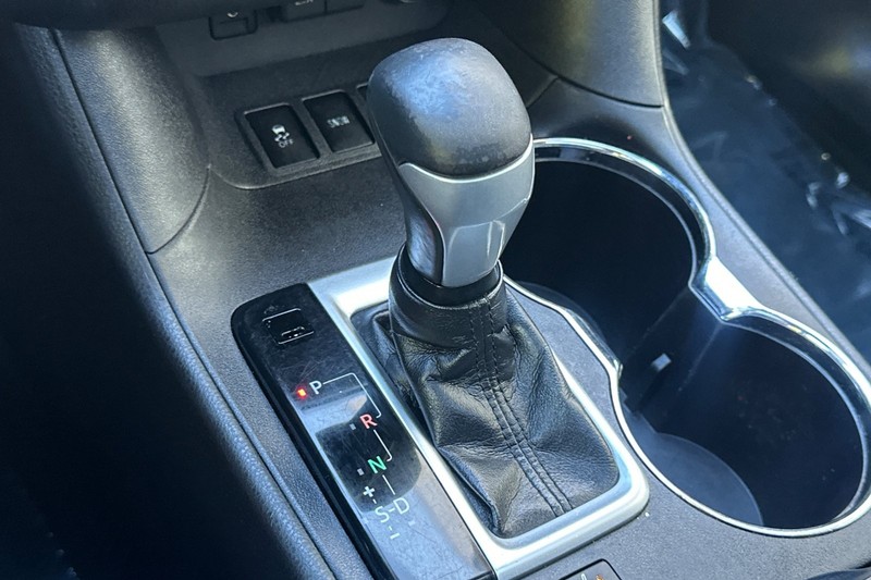 Toyota Highlander Vehicle Full-screen Gallery Image 22