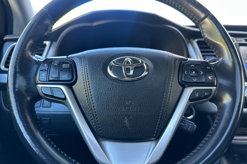 Toyota Highlander Vehicle Full-screen Gallery Image 24