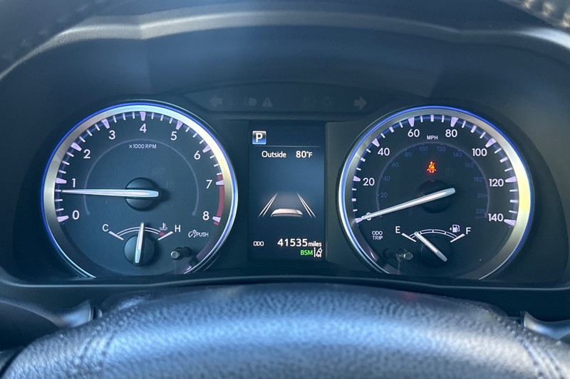 Toyota Highlander Vehicle Full-screen Gallery Image 25