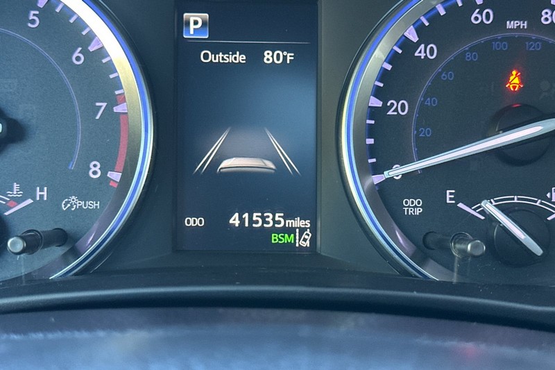Toyota Highlander Vehicle Full-screen Gallery Image 26