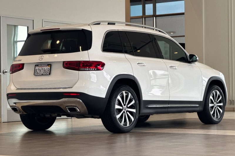 Mercedes-Benz GLB Vehicle Full-screen Gallery Image 04