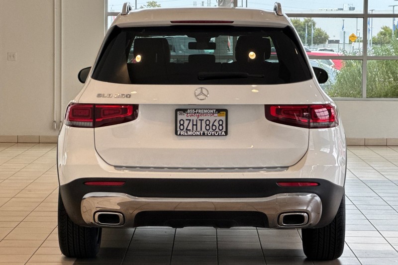 Mercedes-Benz GLB Vehicle Full-screen Gallery Image 05