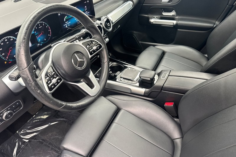 Mercedes-Benz GLB Vehicle Full-screen Gallery Image 10