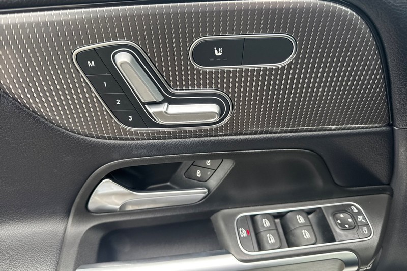 Mercedes-Benz GLB Vehicle Full-screen Gallery Image 11
