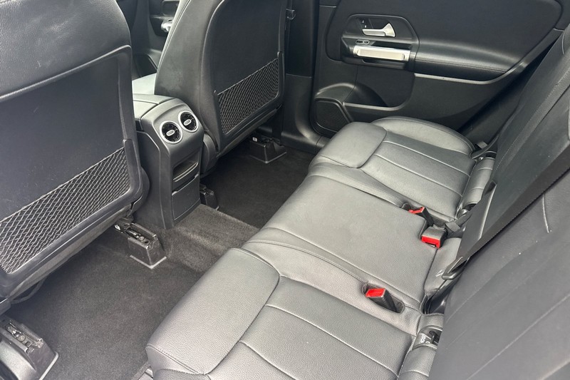 Mercedes-Benz GLB Vehicle Full-screen Gallery Image 12