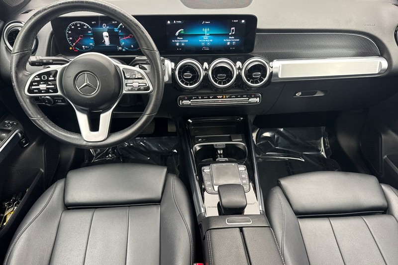 Mercedes-Benz GLB Vehicle Full-screen Gallery Image 13