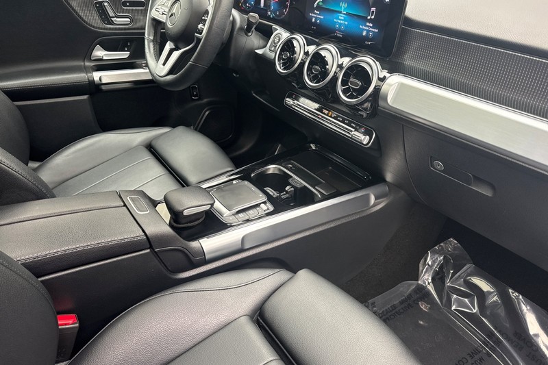 Mercedes-Benz GLB Vehicle Full-screen Gallery Image 16