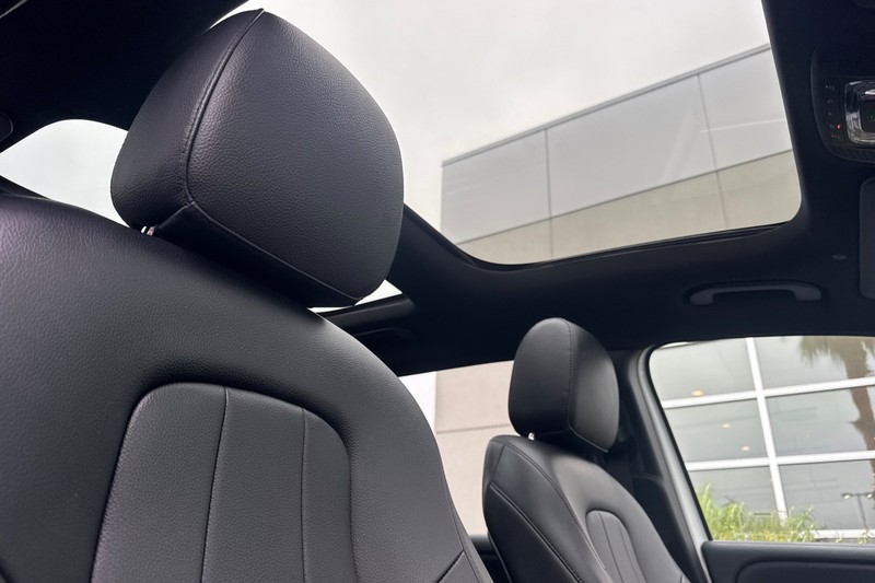 Mercedes-Benz GLB Vehicle Full-screen Gallery Image 17