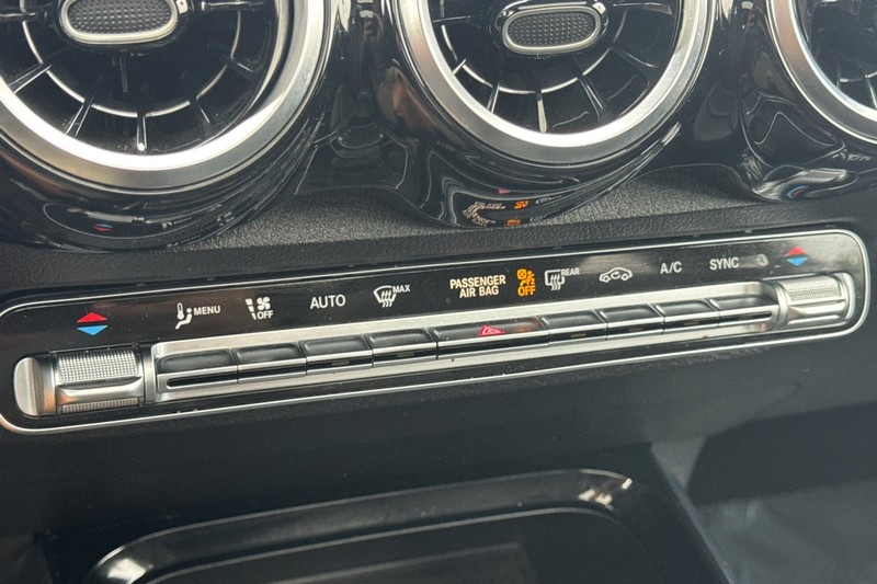 Mercedes-Benz GLB Vehicle Full-screen Gallery Image 20