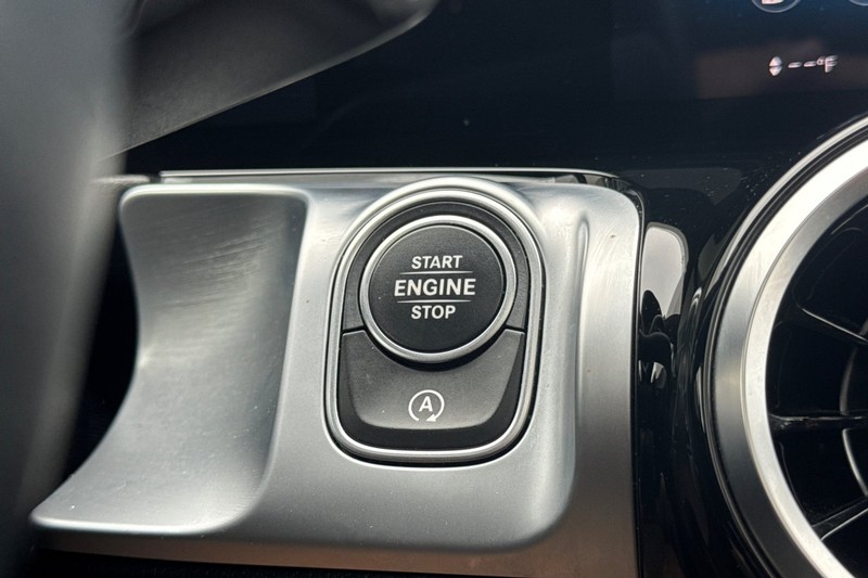 Mercedes-Benz GLB Vehicle Full-screen Gallery Image 22