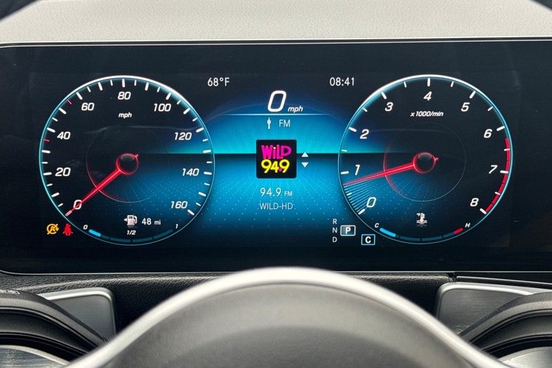 Mercedes-Benz GLB Vehicle Full-screen Gallery Image 24