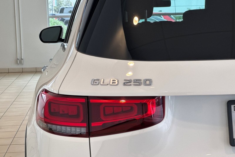 Mercedes-Benz GLB Vehicle Full-screen Gallery Image 27